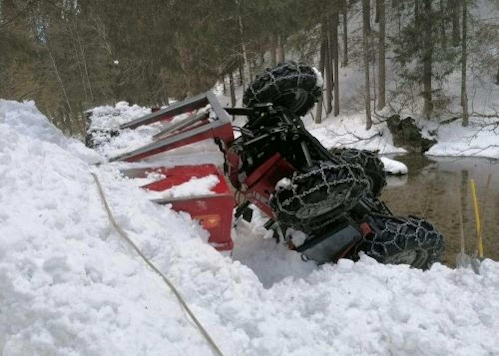 Ein 89-Jähriger stürzte am 22. Jänner beim Schneeräumen mit seinem Traktor ab. Dabei wurde er aus dem Führerhaus geschleudert.