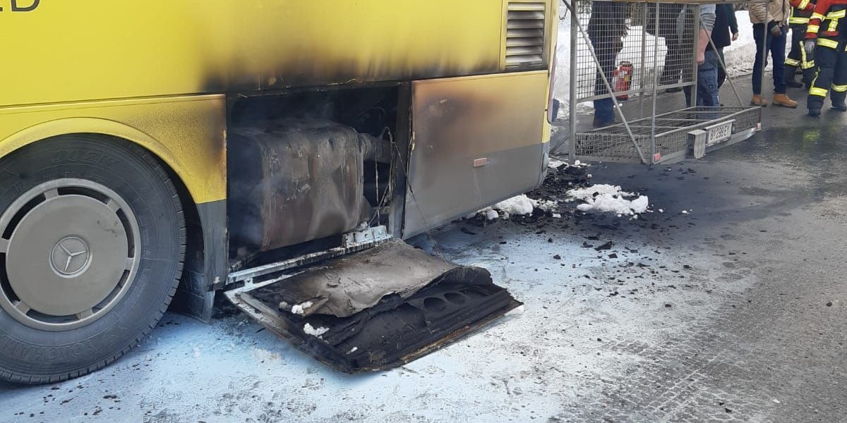 Landbus fängt während Fahrt Feuer: die Bilder des Feuerwehreinsatzes in Alberschwende