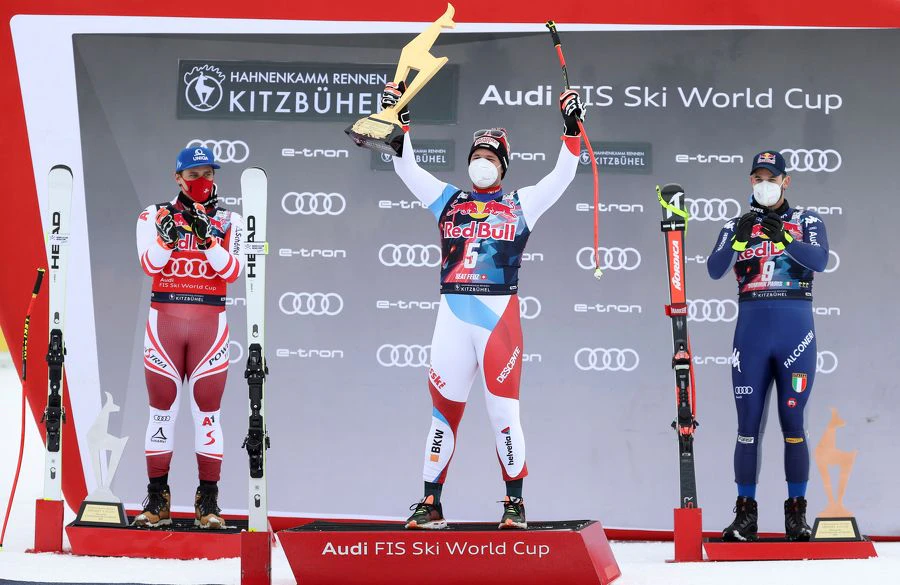 Beat Feuz streckt die goldene Gams in die Höhe. 