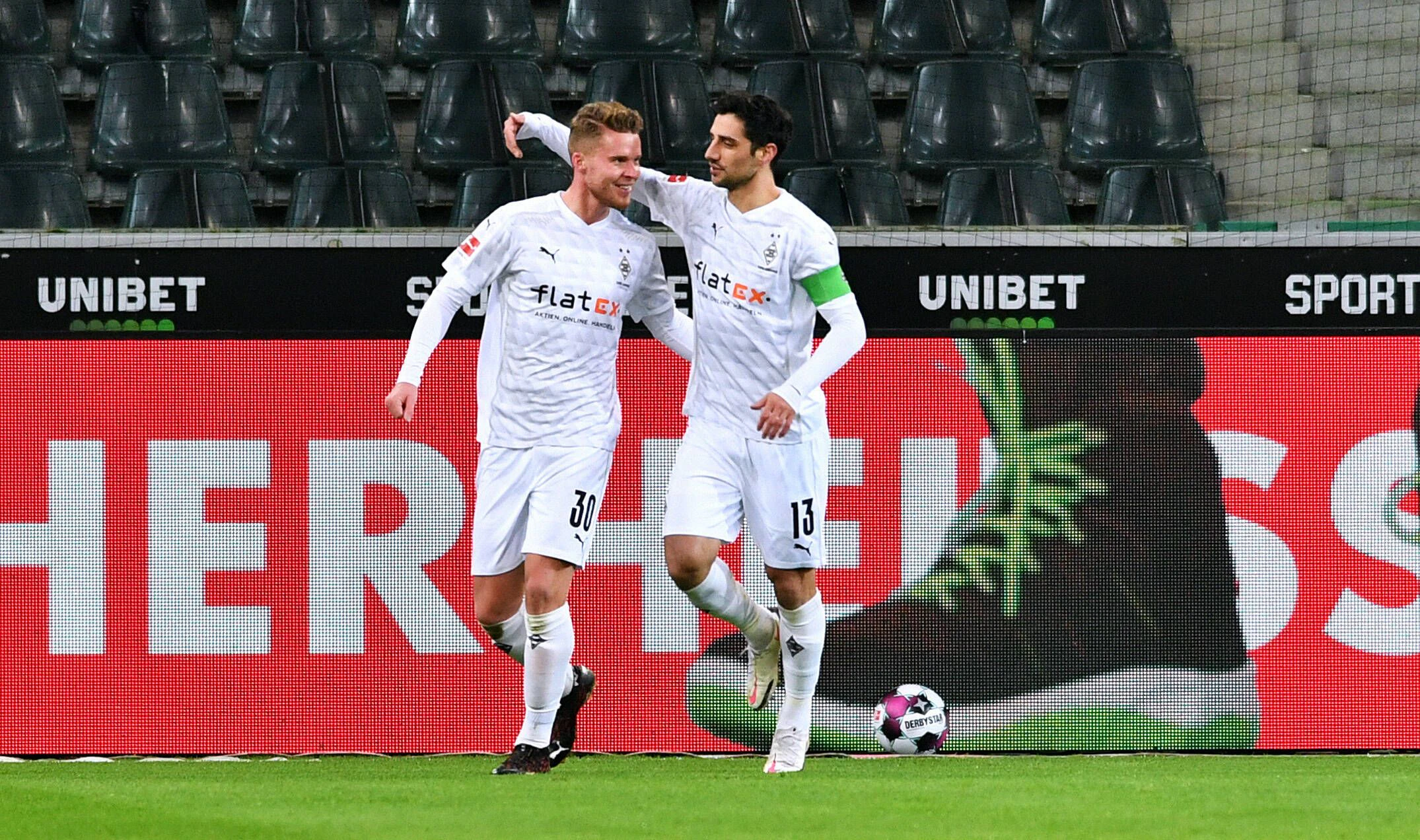 Gladbach feiert den Sieg gegen Dortmund. 