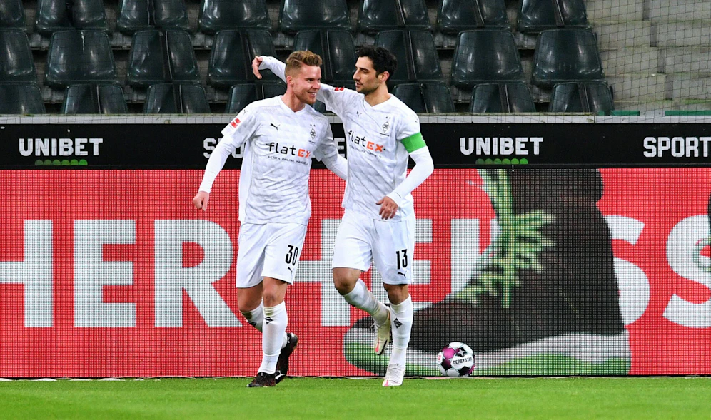 Gladbach feiert den Sieg gegen Dortmund. 