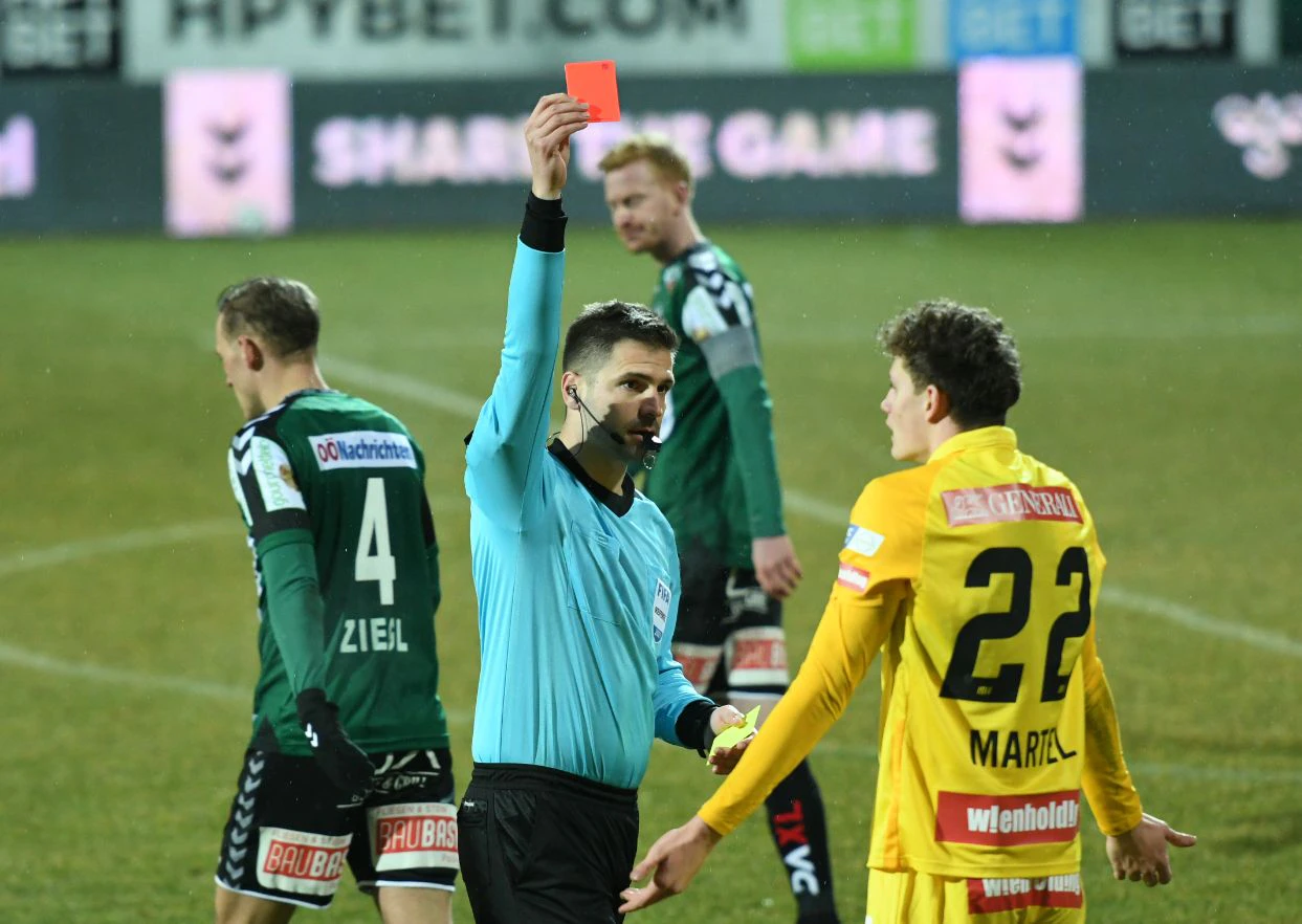 Austrias Leipzig-Talent sieht die gelb-rote Karte. 