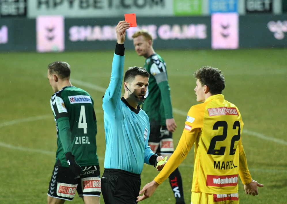 Austrias Leipzig-Talent sieht die gelb-rote Karte. 