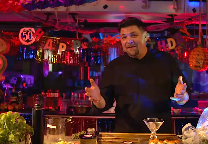 Star-Koch <strong>Tim Mälzer</strong> veranstaltete an seinem 50. Geburtstag einen virtuellen Koch-Marathon. Am Menüplan: Hühnerfrikasse.<br>