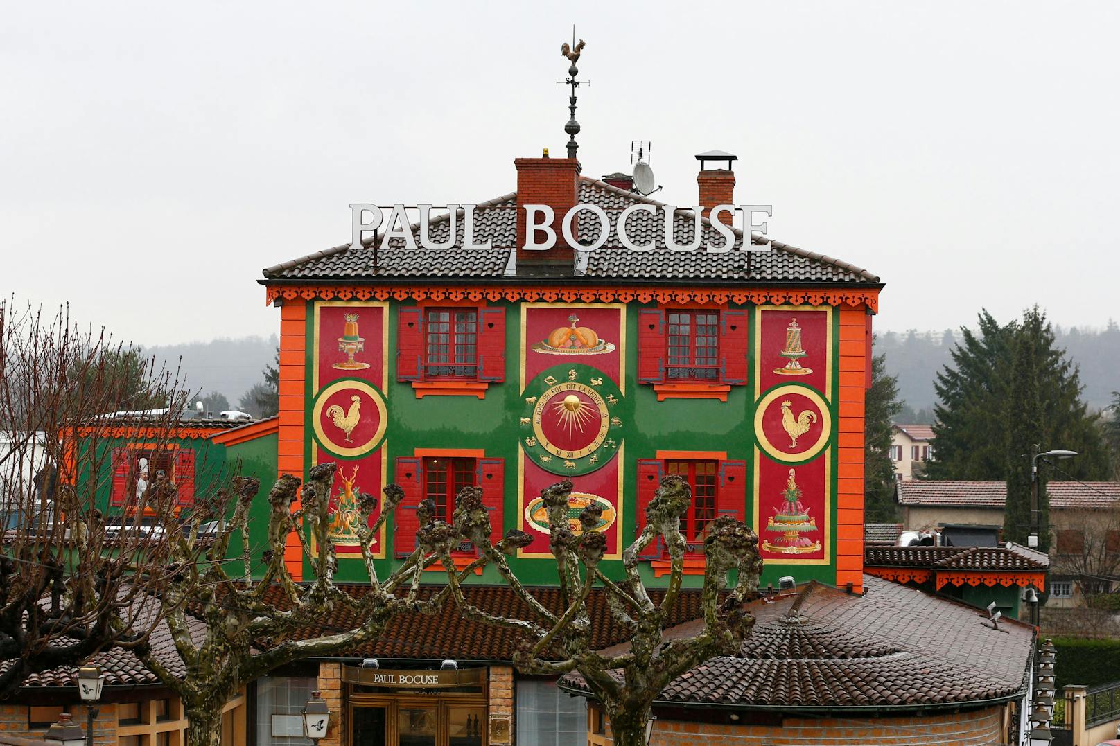 Als das Restaurant L’ Auberge du Pont de Collonges in Collonges-au-Mont-d'Or in der Nähe von Lyon letztes Jahr auf zwei Sterne heruntergestuft wurde, ging ein Aufschrei durchs Land. Immerhin handelt es sich um das einstige Lokal von Paul Bocuse – dem wohl bekanntesten französischen Koch aller Zeiten.
