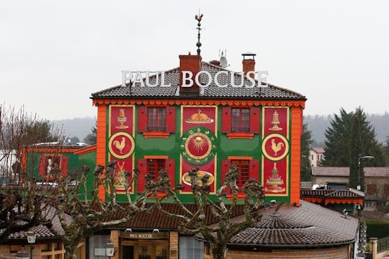 Als das Restaurant L’ Auberge du Pont de Collonges in Collonges-au-Mont-d'Or in der Nähe von Lyon letztes Jahr auf zwei Sterne heruntergestuft wurde, ging ein Aufschrei durchs Land. Immerhin handelt es sich um das einstige Lokal von Paul Bocuse – dem wohl bekanntesten französischen Koch aller Zeiten.