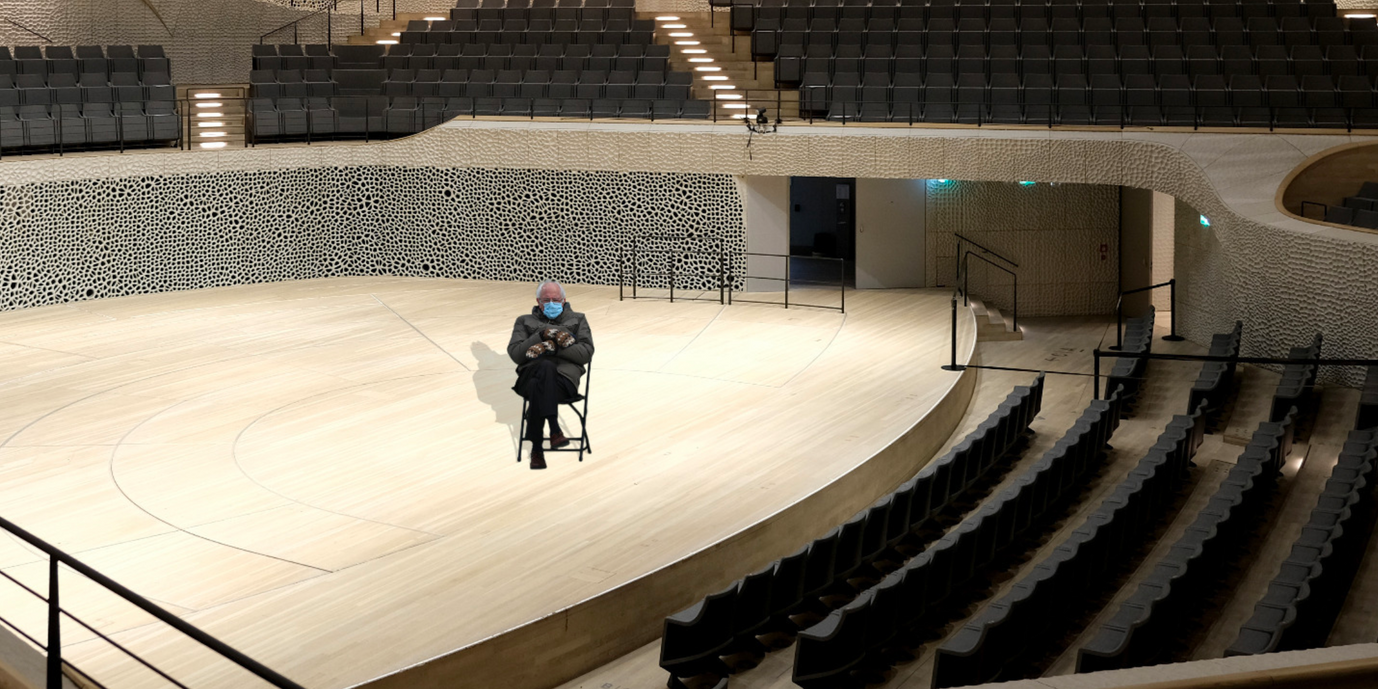 Bernie Sanders, grantig und alleine in der "Elphi".