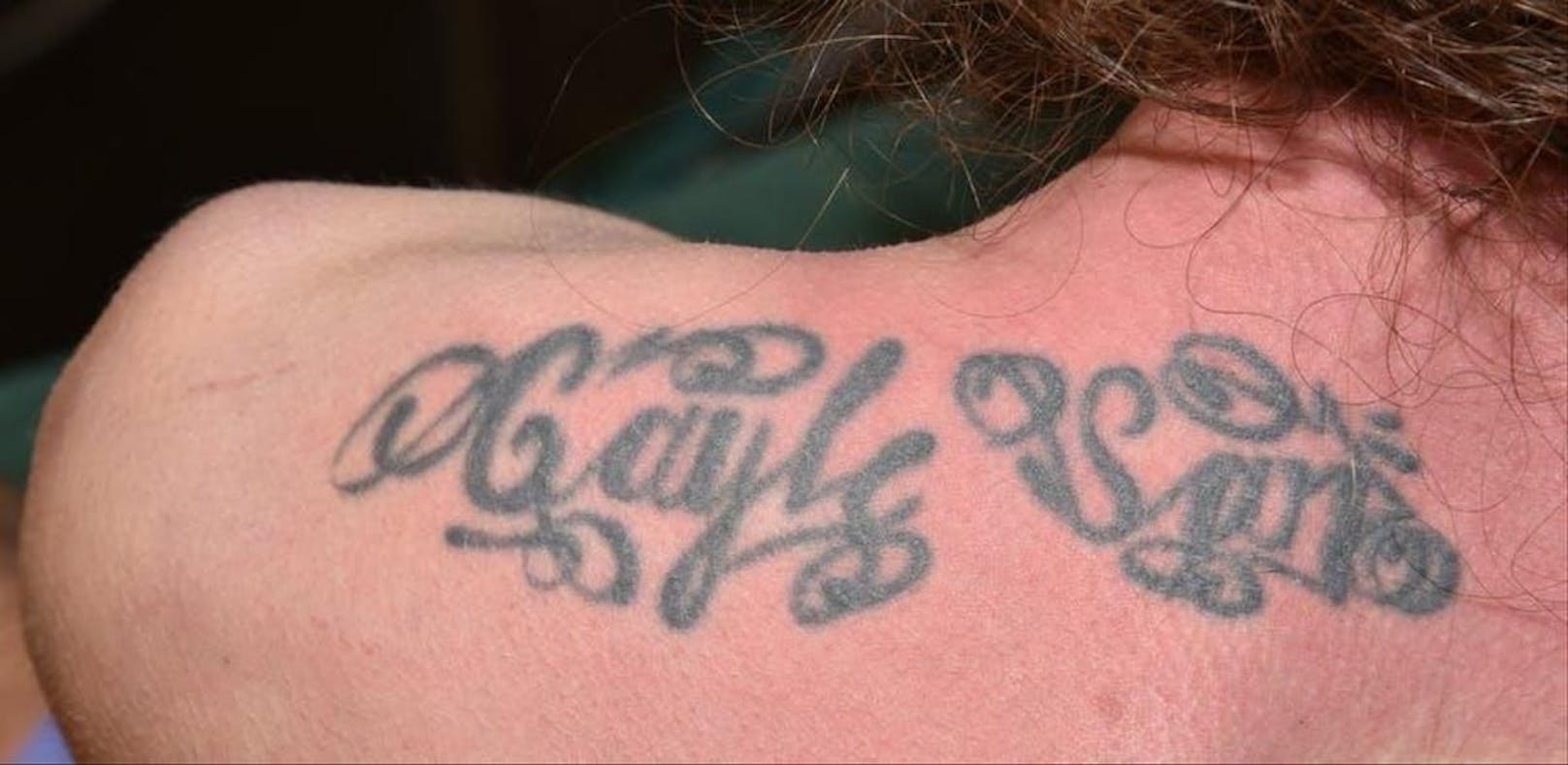 Auf dem Rücken hatte J. P. den Schriftzug: "Gayle San" tätowiert.