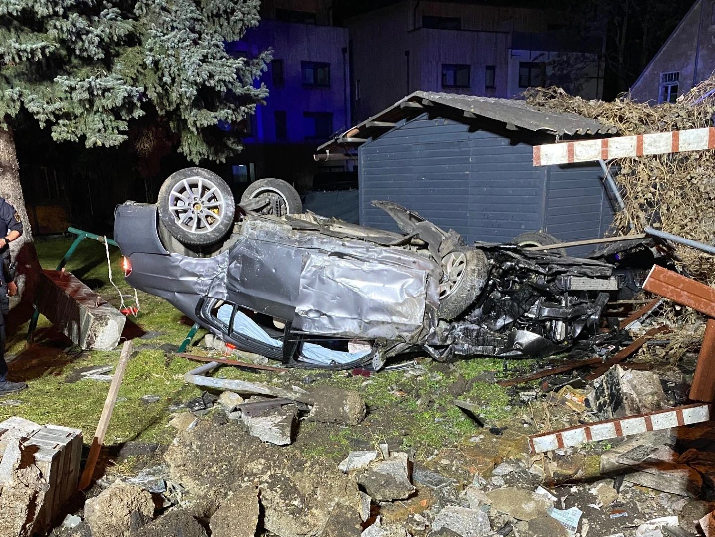 Das Auto blieb am Dach liegen.