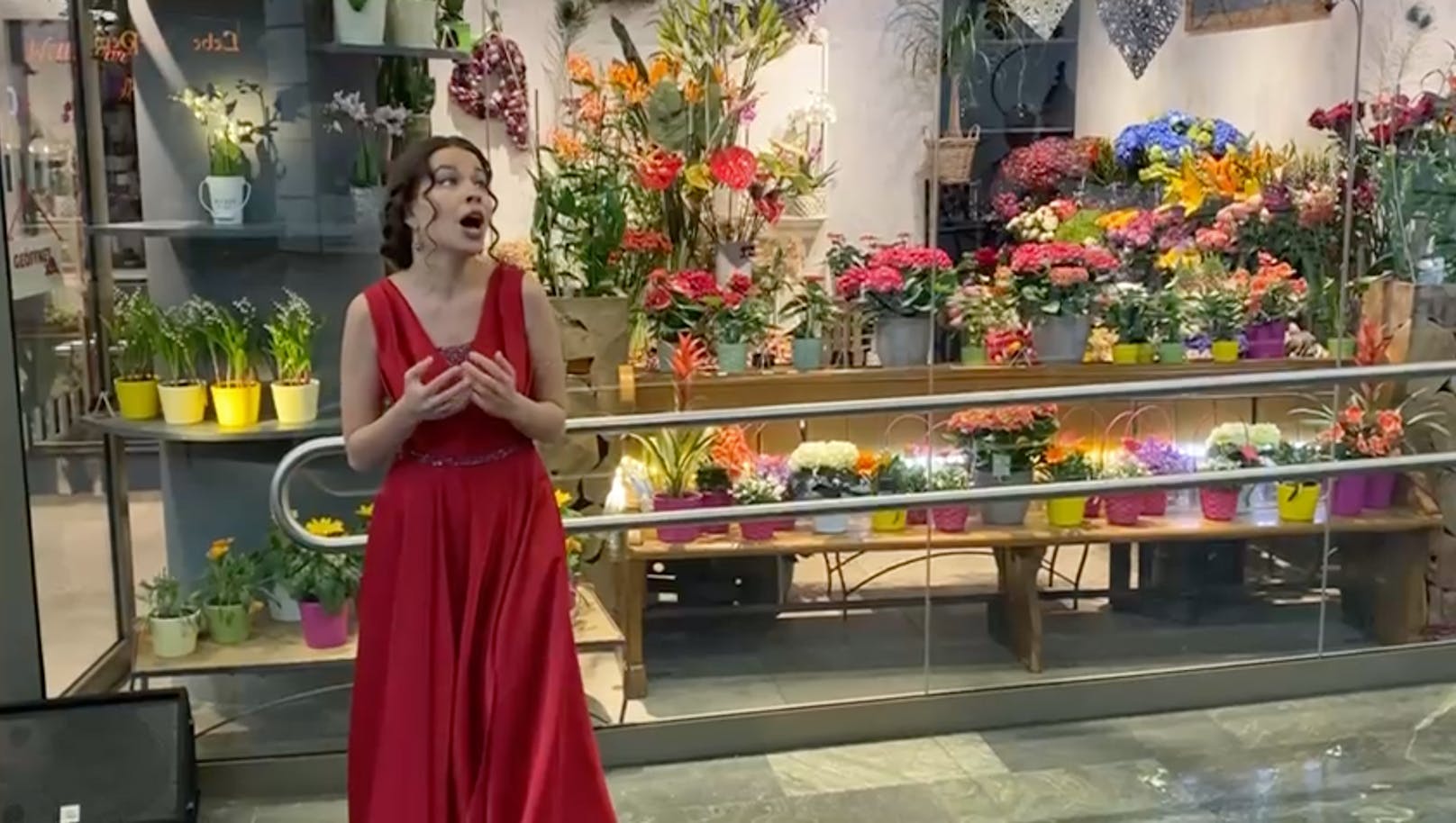 Sängerin Ksenia Skorokhodova bringt singend Blumen.