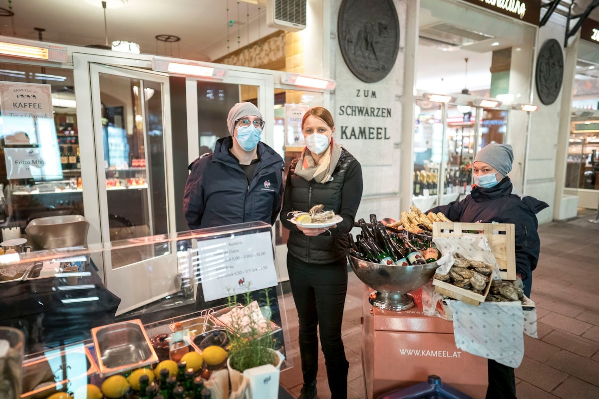 das schwarze kameel in der bognergasse bietet nun auch austern to go an, 20210121 foto: helmut graf/tageszeitung heute