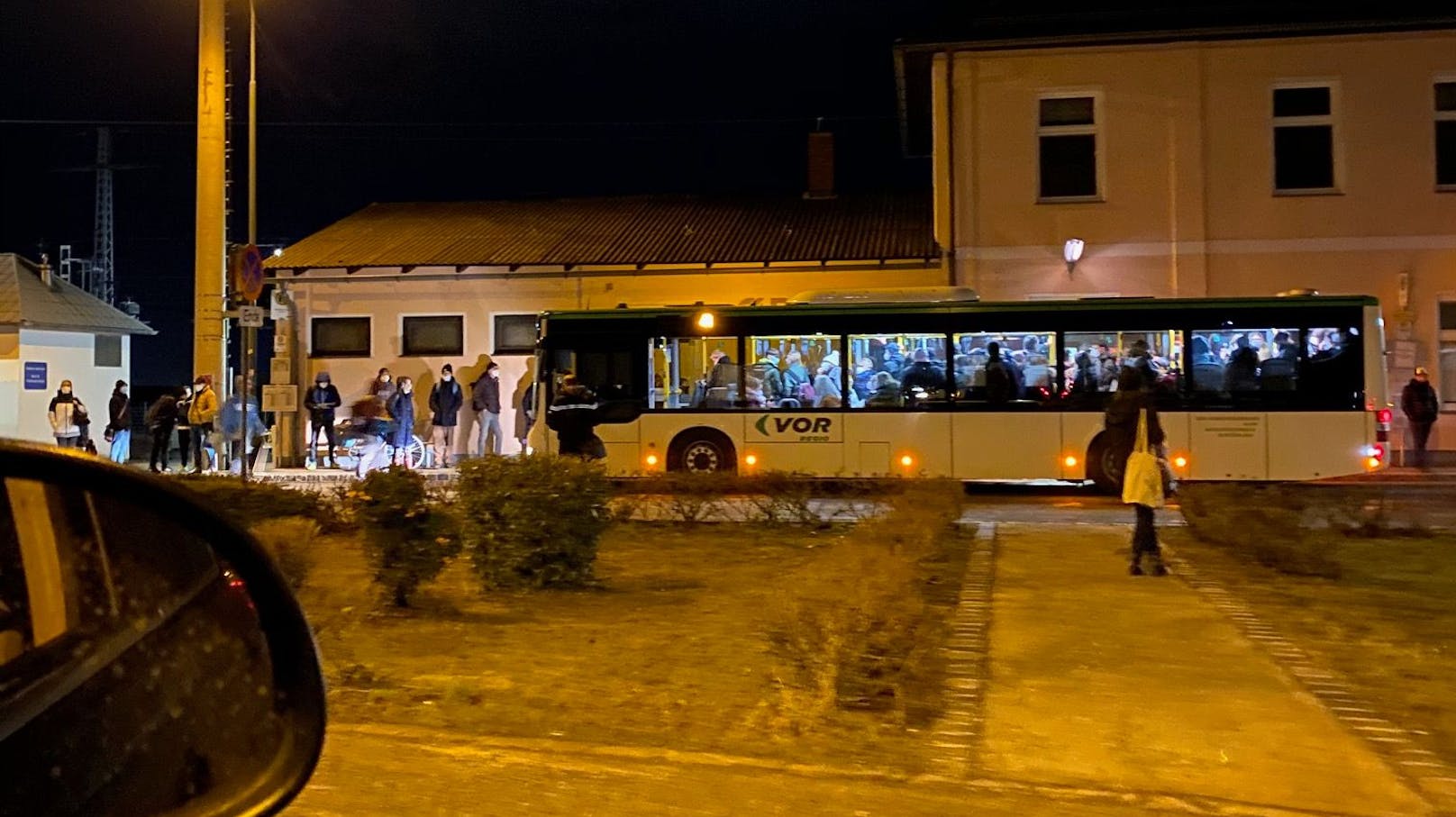 Der übervolle Bus in Götzendorf