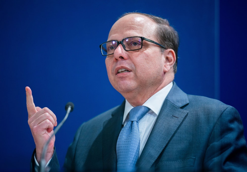 Ärztekammerpräsident Thomas Szekeres am 27. Dezember 2020 während einer Pressekonferenz nach den ersten Covid-19-Impfungen in Wien