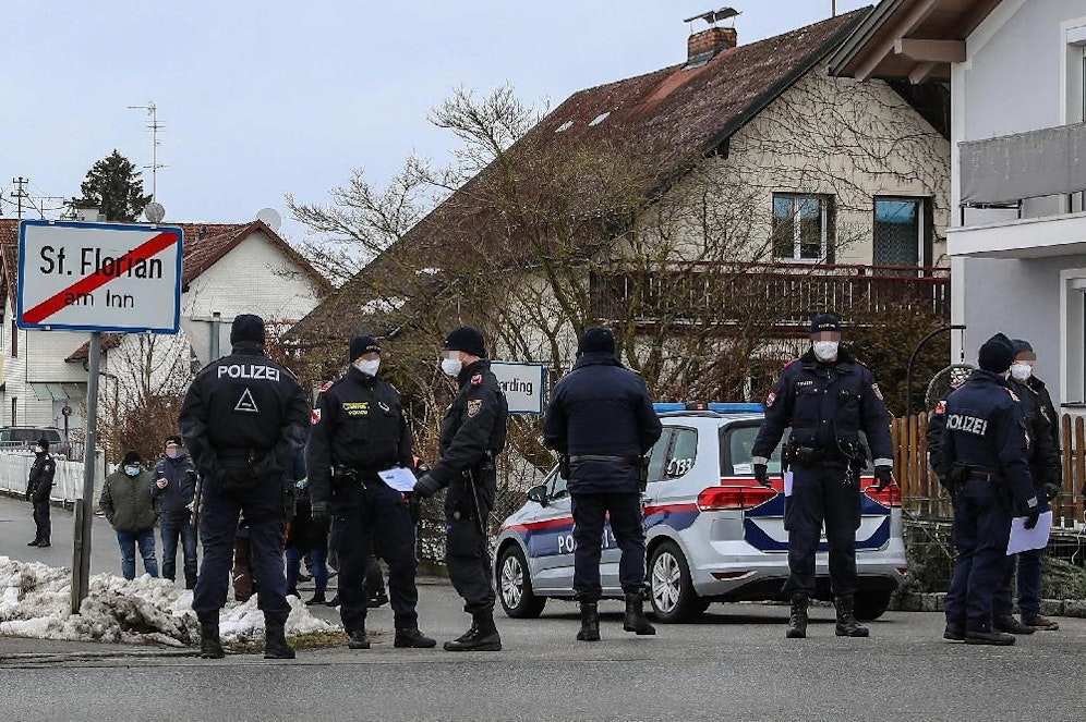 Bei der Demo in Schärding waren 300 bis 400 Personen. Zwei davon wurden angezeigt, weil sie gegen einen Strauch pinkelten.