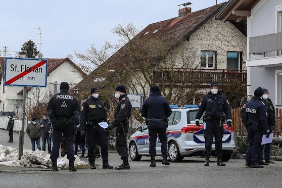 Bei der Demo in Schärding waren 300 bis 400 Personen. Zwei davon wurden angezeigt, weil sie gegen einen Strauch pinkelten.
