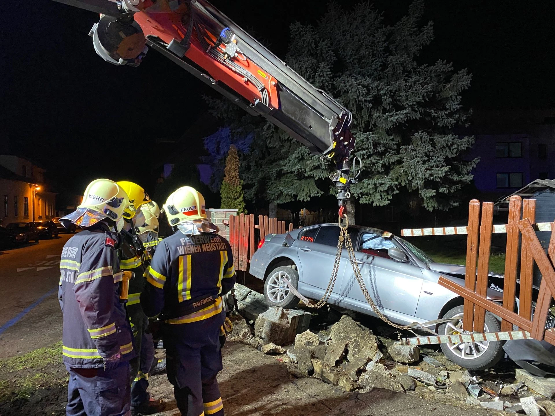 Die Feuerwehr barg das Wrack aus dem Garten.