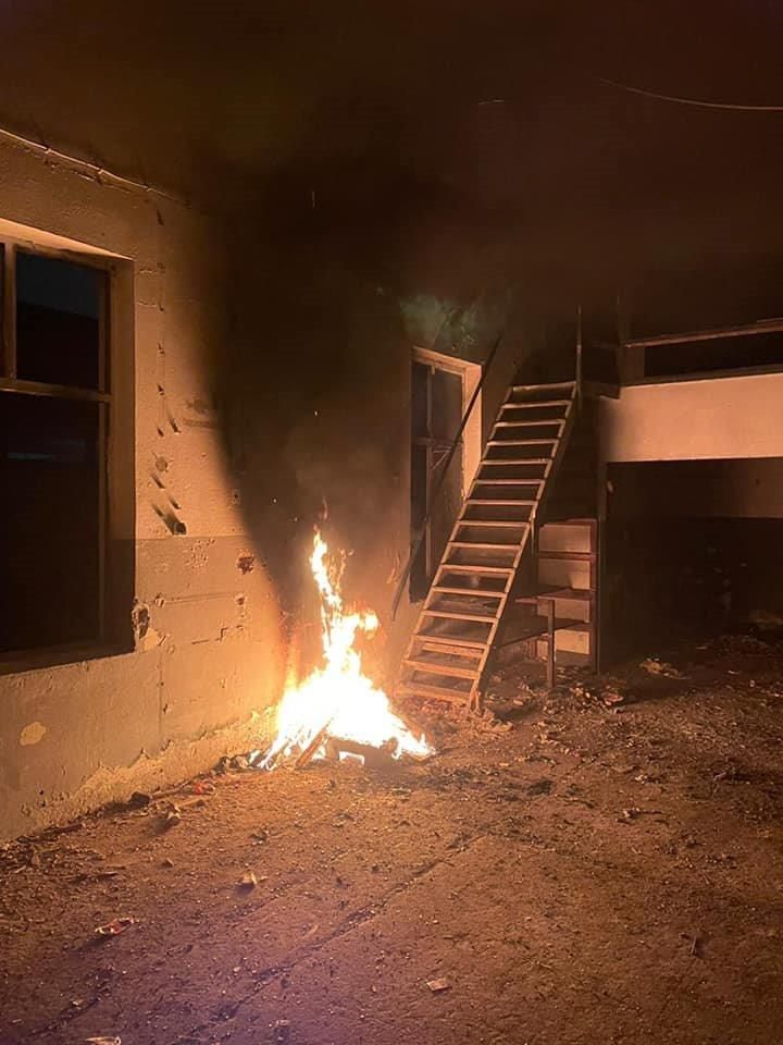 Besonders natürlich sieht das Feuer nicht aus.