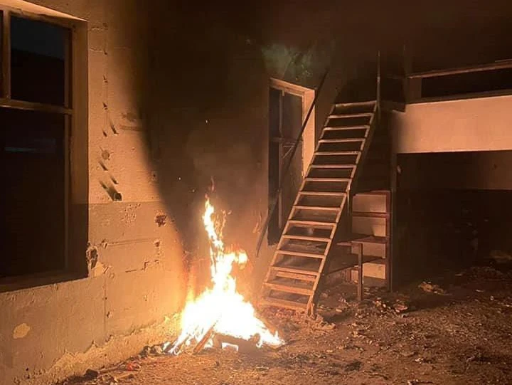 Besonders natürlich sieht das Feuer nicht aus.