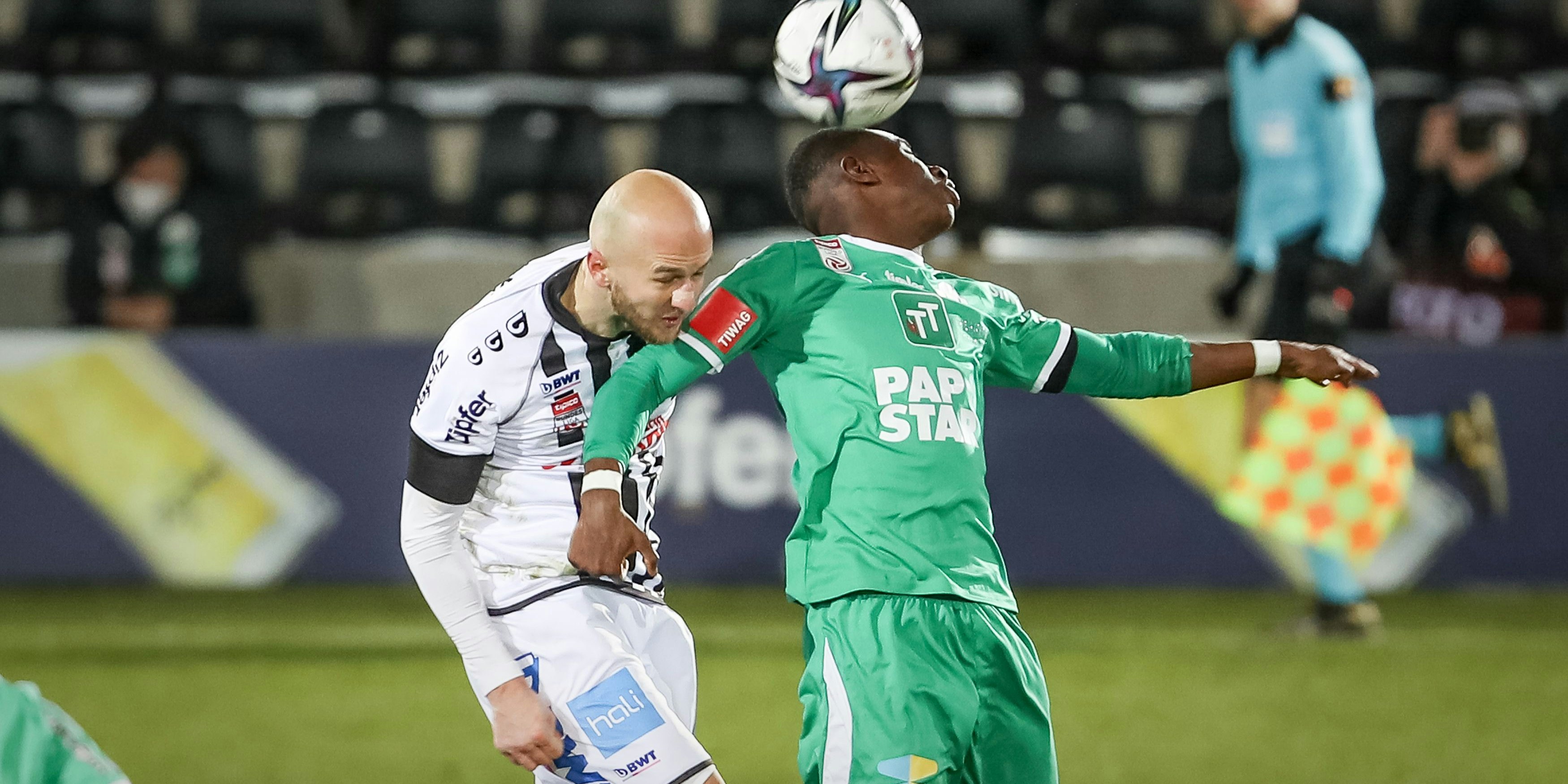 Trauner im Duell mit Yeboah