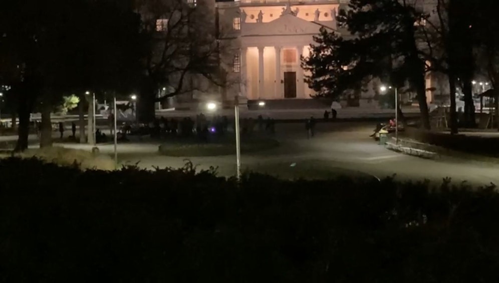 Am Karlsplatz tanzten mehrere Personen zu lauter Musik.