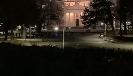 Am Karlsplatz tanzten mehrere Personen zu lauter Musik.