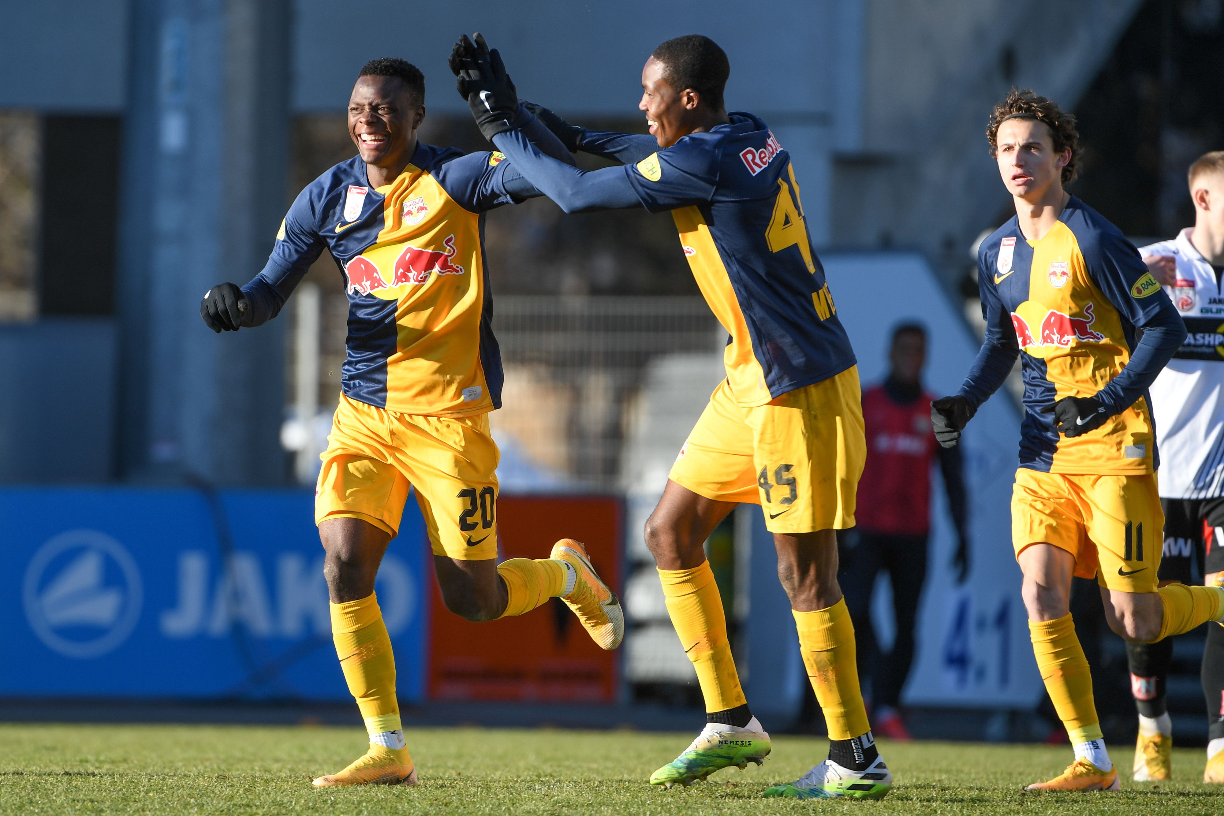 Daka und Mwepu (r.) jubeln über das 2:0.