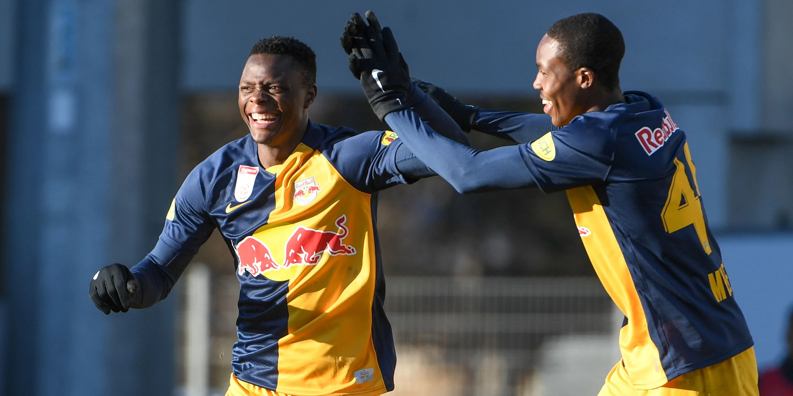 Daka und Mwepu (r.) jubeln über das 2:0.