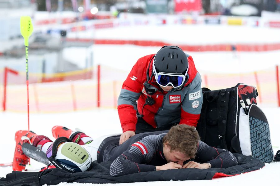 Manuel Feller lässt sich nach seinem Sturz am Rücken behandeln.