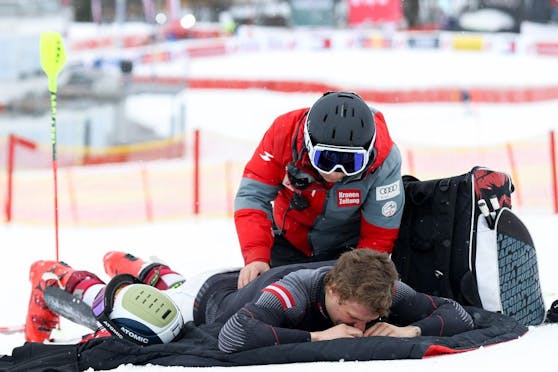 Manuel Feller lässt sich nach seinem Sturz am Rücken behandeln.