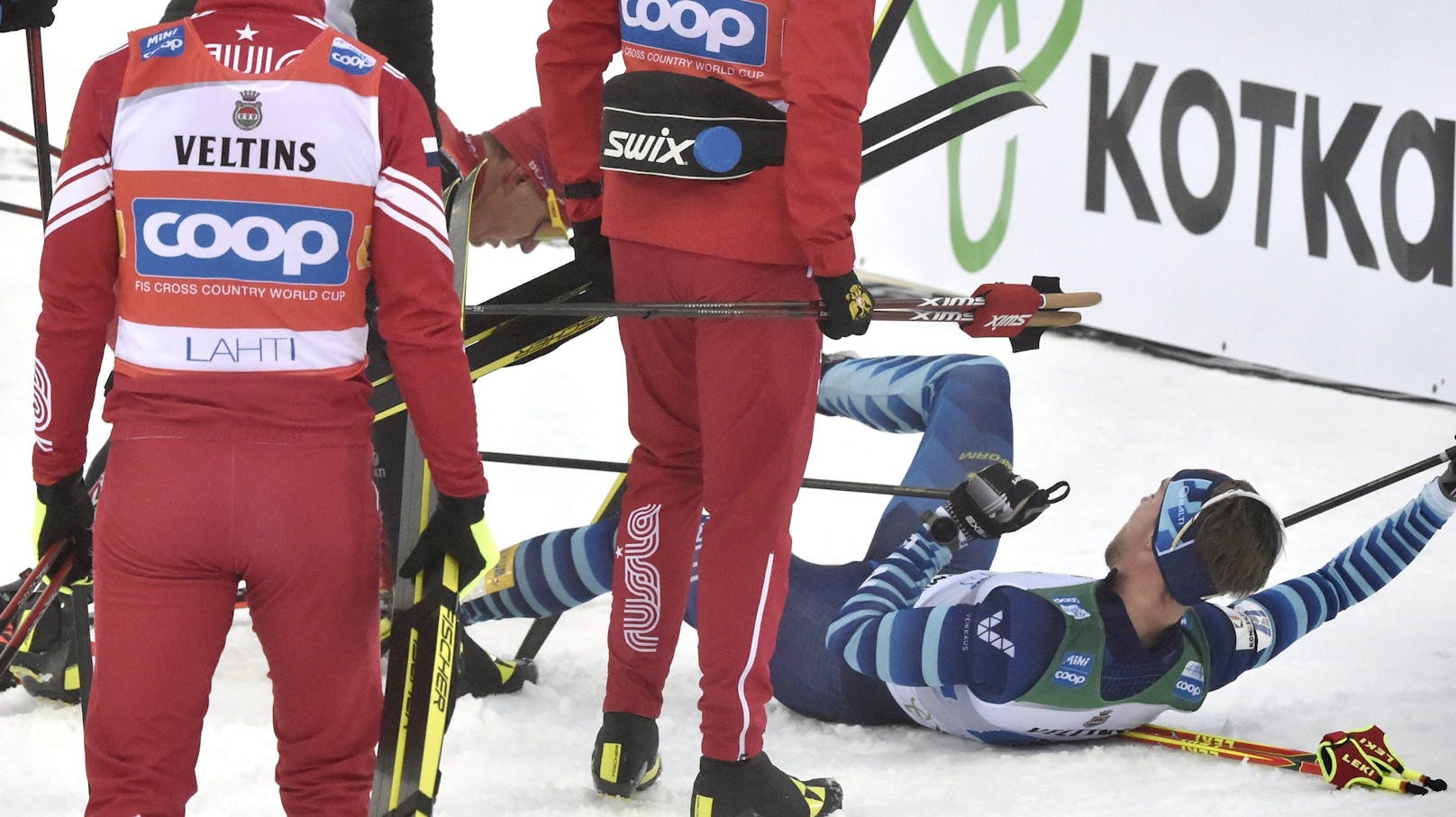 Alexander Bolschunow schlägt Joni Mäki mit dem Stock.