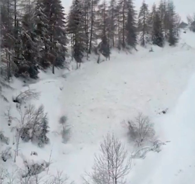 Der Lawinenabgang wurde von einem Augenzeugen gefilmt