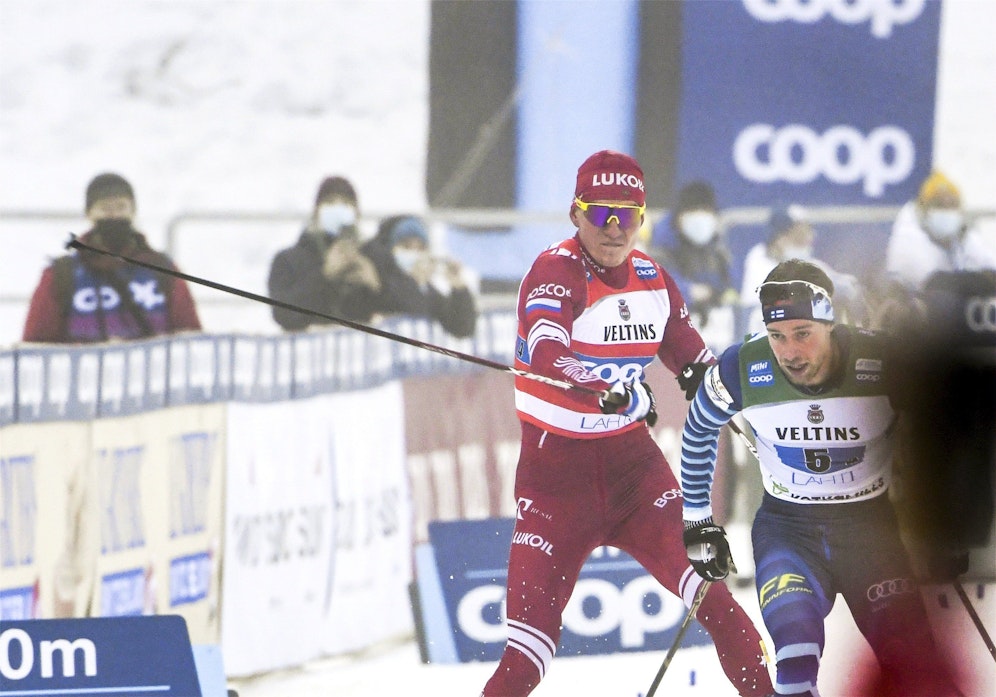 Alexander Bolschunow schlägt Joni Mäki mit dem Stock.
