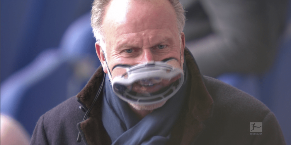 Karl-Heinz Rummenigge mit einer Spezialmaske