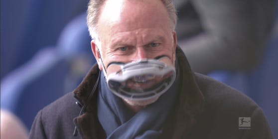 Karl-Heinz Rummenigge mit einer Spezialmaske
