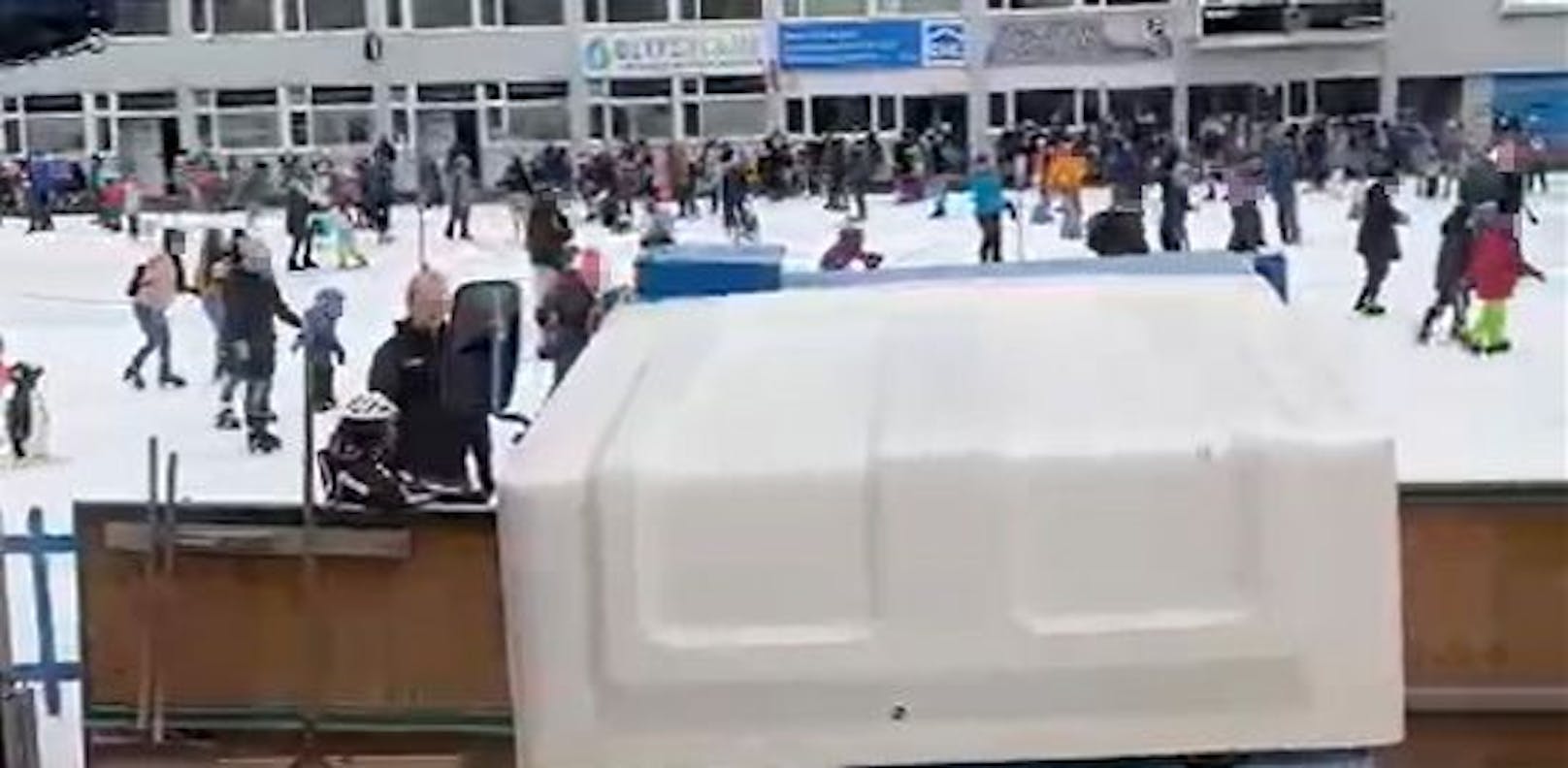 Unzählige Menschen besuchten am Sonntag den Wiener Eislaufverein.