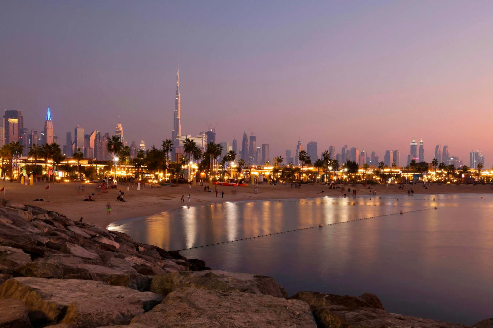 Die Skyline von Dubai (VAE). 