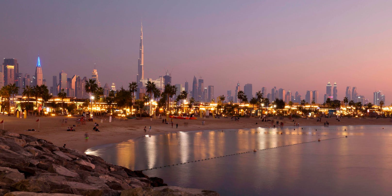 Die Skyline von Dubai (VAE). 