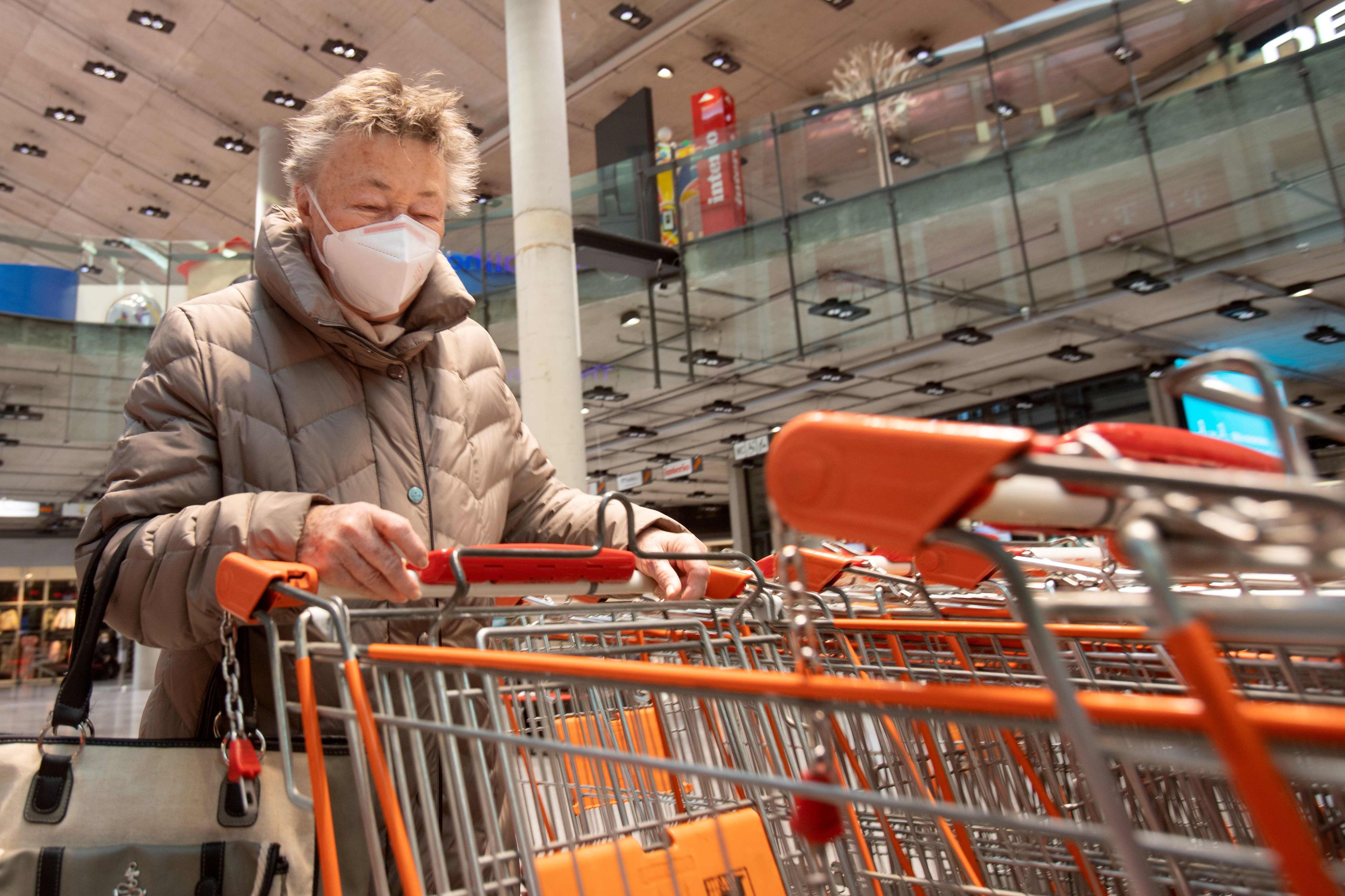 Download von www.picturedesk.com am 25.01.2021 (14:28).  An elderly woman wears an FFP2 protective face mask while shopping in a supermarket in Vienna on January 25, 2021, during the ongoing novel coronavirus (Covid-19) pandemic. - Austria has decided to impose from January 25 a social distancing rule of two meters between each person in public places, instead of one meter until now. Wearing FFP2 masks will now also be compulsory in stores and on public transport. (Photo by ALEX HALADA / AFP) - 20210125_PD2646 - Rechteinfo: Rights Managed (RM) Nur für redaktionelle Nutzung! Werbliche Nutzung erfordert Freigabe: bitte schicken Sie uns eine Anfrage.