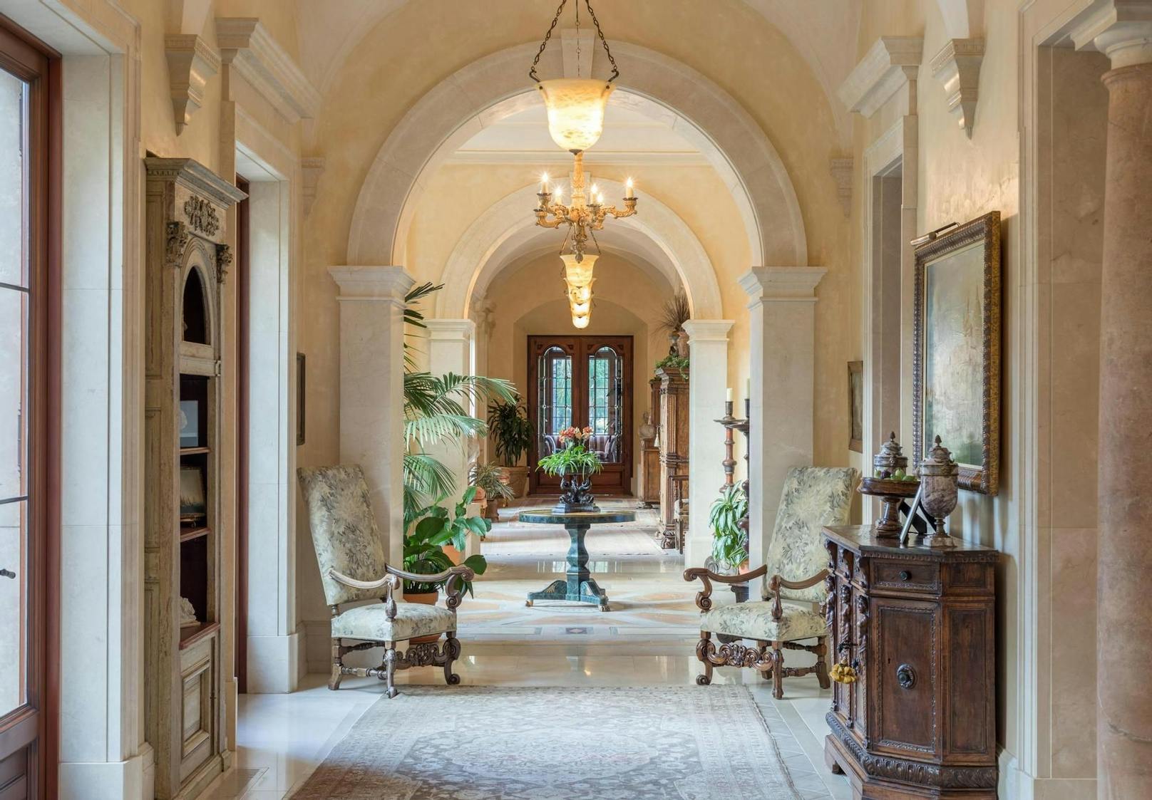 Zu den außergewöhnlichen Features der Villa Firenze gehören außerdem mehrere Kamine, riesige Fenster …