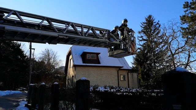Feuerwehreinsatz mit Drehleiter