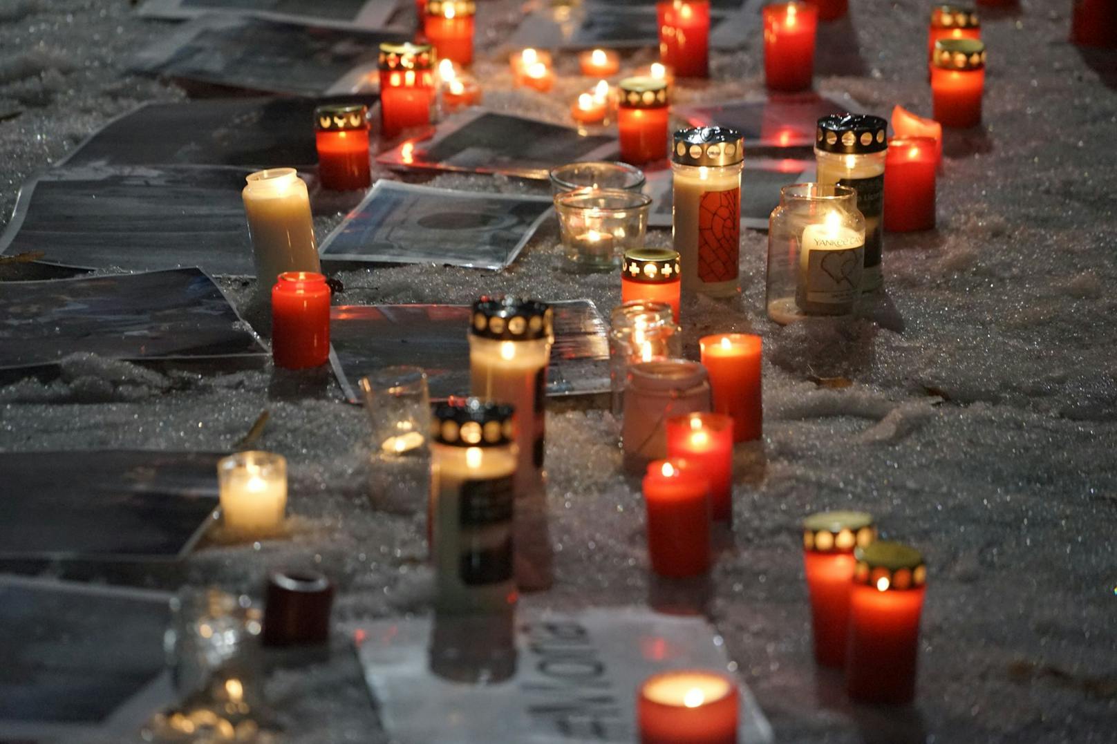 Auch Kerzen wurden vor dem Linzer Mariendom aufgestellt.