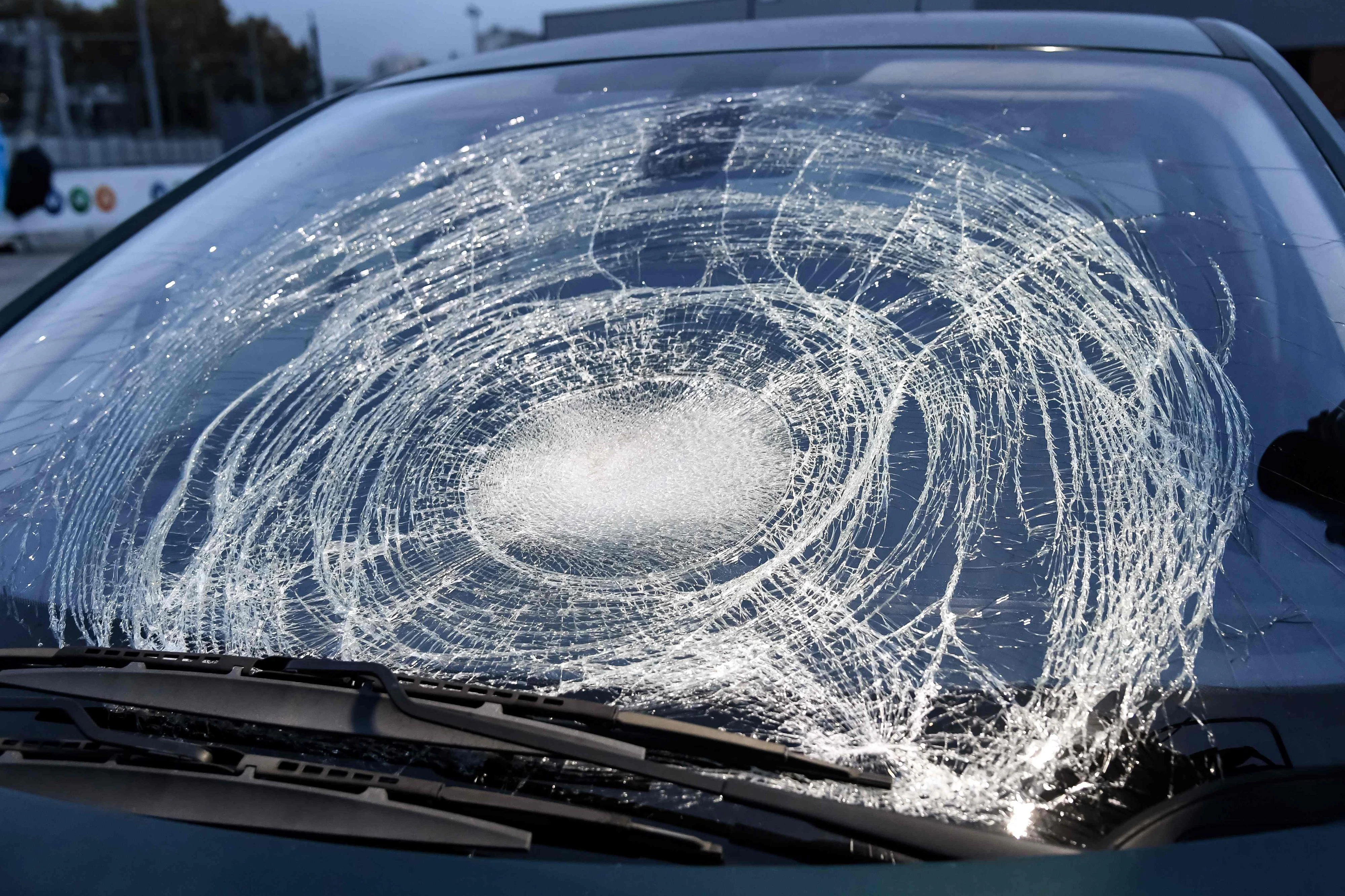 Eine Eisplatte durchschlug die Windschutzscheibe und verletzte den Lenker im Gesicht. Symbolbild. 