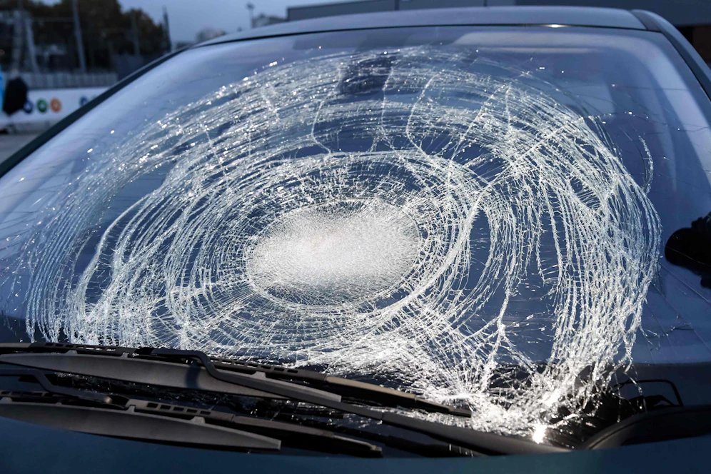 Eine Radmutter schlug in der Windschutzscheibe ein und traf die Beifahrerin (Symbolfoto).