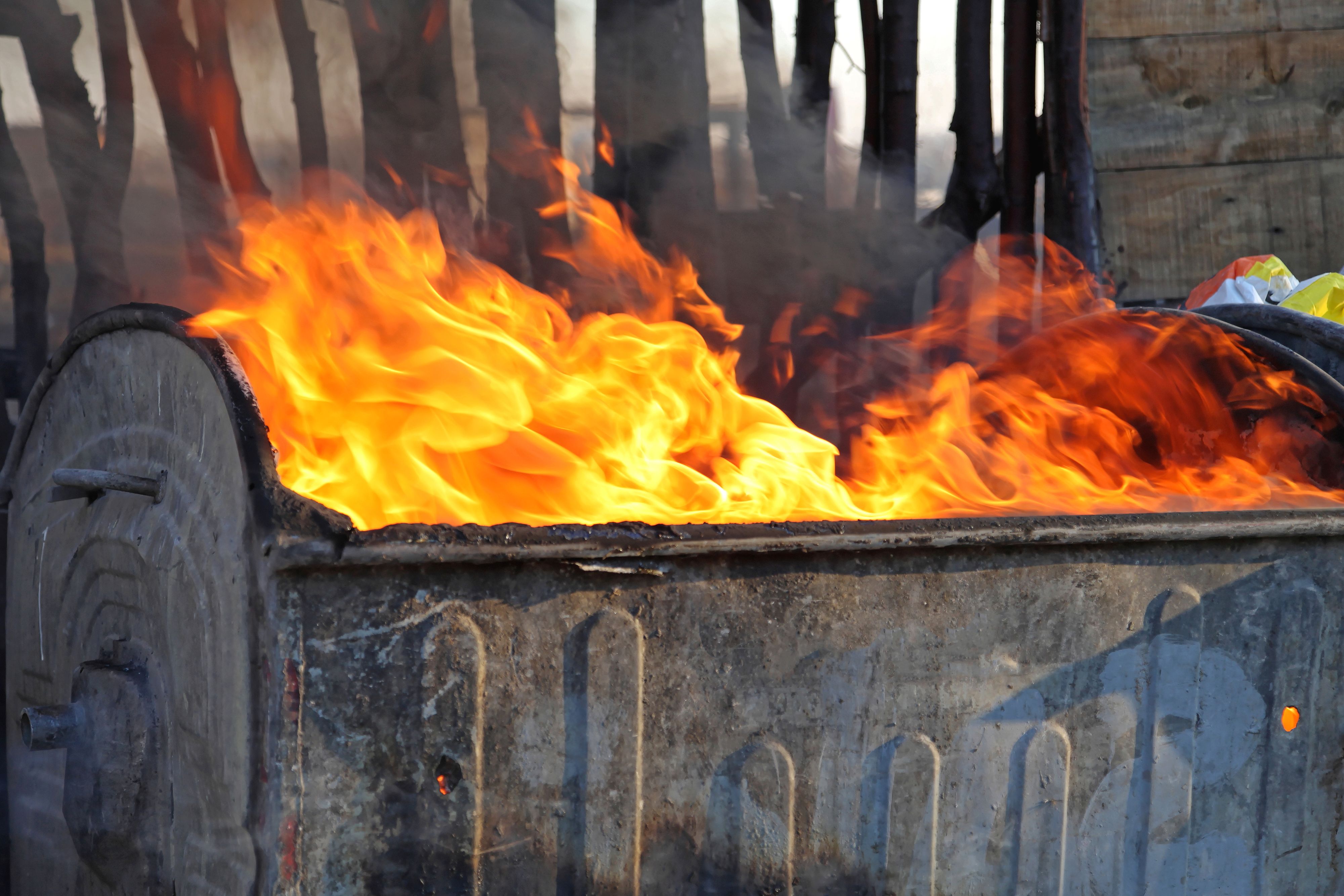 Müllcontainer in Brand