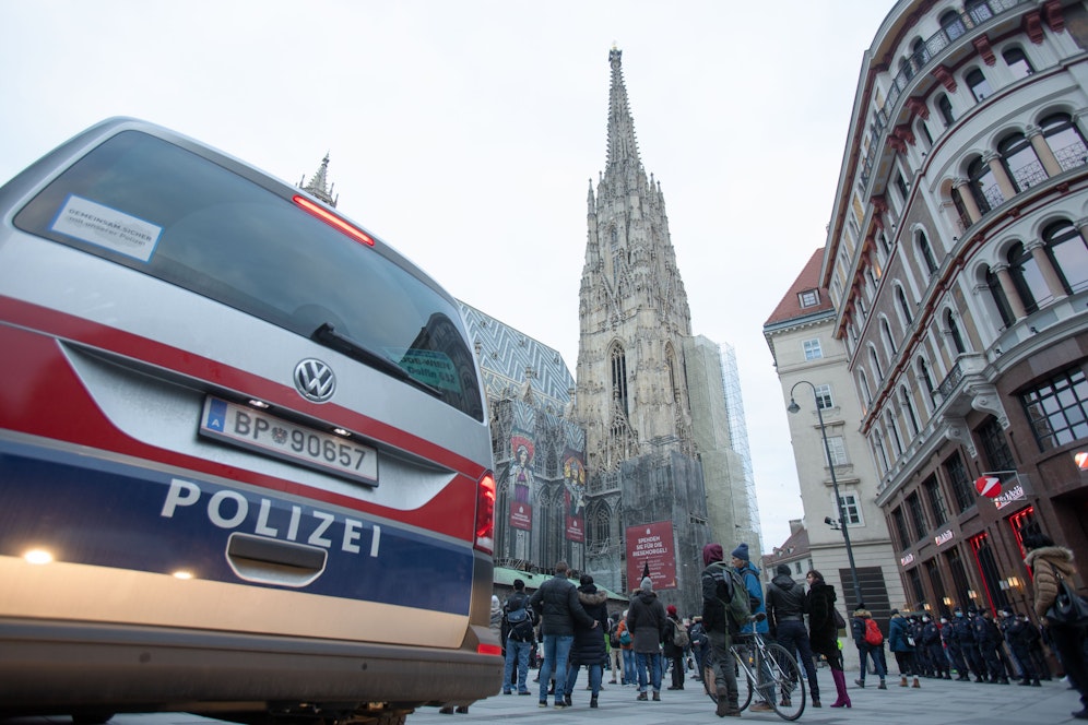 Polizeifahrzeuge und Teilnehmer des sogenannten Spaziergang für Friede, Freiheit, keine Diktatur  während des Protests gegen die Corona Virus (COVID-19) Maßnahmen der österreicher Bundesregierung vor dem St. Stephansdom in der Innenstadt in Wien am 09. Jänner 2021,