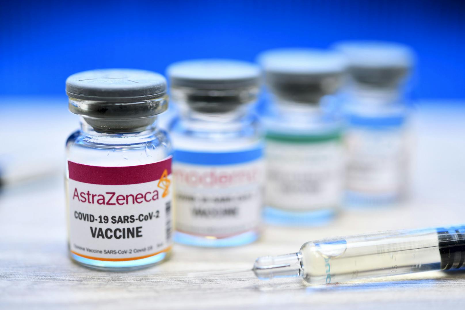 AstraZeneca ließ eine Krisensitzung zu den Impfstofflieferungen platzen, will sie nun doch stattfinden lassen.