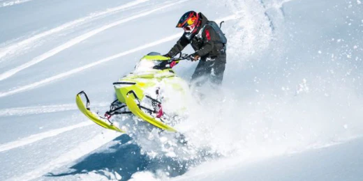 Marcel Hirscher zieht mit dem Skidoo seine Spuren im Schnee.