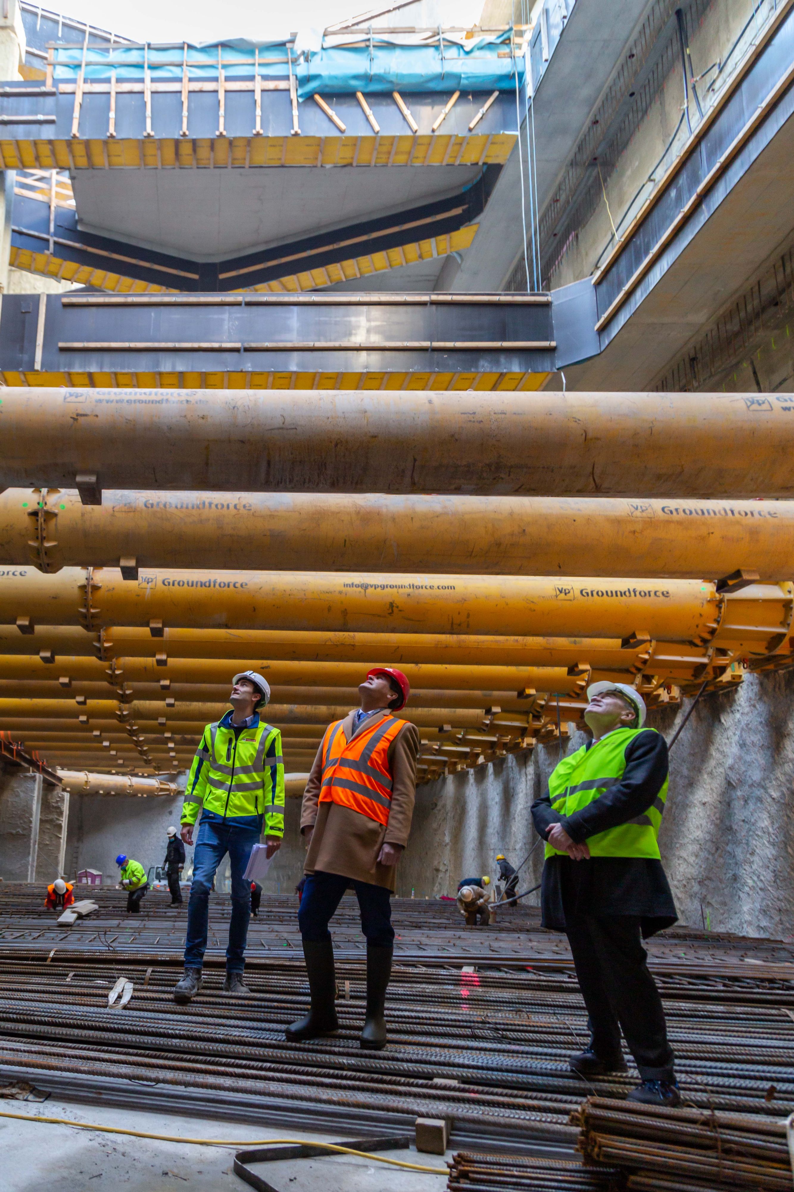 Stadtrat Peter Hanke (M.) mit Martin Kronberger (Bauleiter Matzleinsdorfer Platz) und Wiener Linien Geschäftsführer Günter Steinbauer (re.).