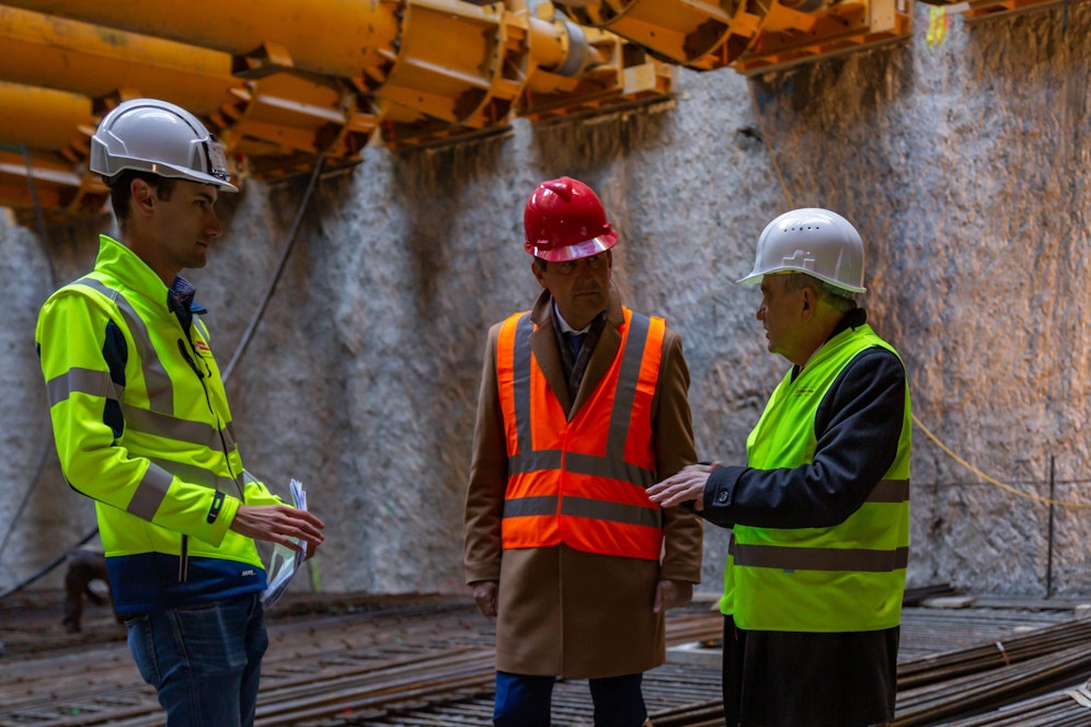 v.l.n.r.: Martin Kronberger, Bauleiter Matzleinsdorfer Platz; Stadtrat Peter Hanke, Wiener Linien Geschäftsführer Günter Steinbauer