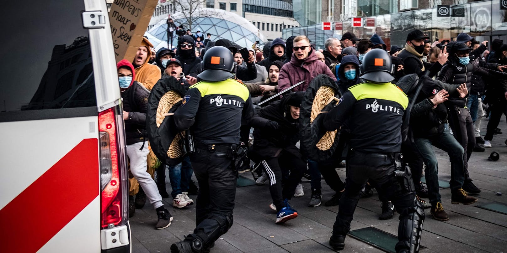 In Eindhoven (Niederlande) geriet die Anti-Corona-Demonstration außer Kontrolle